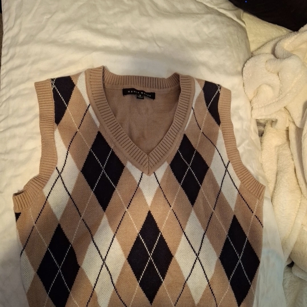 Classic Argyle V-Neck Sweater Vest — Tan, Black & Cream